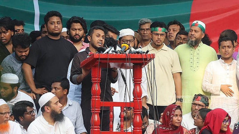 আওয়ামী লীগ নিষিদ্ধের দাবিতে শুক্রবার প্রধান উপদেষ্টার বাসভবন যমুনার কাছে মিন্টো রোডের প্রবেশ মুখে সমাবেশে বক্তব্য দেন জুলাই-অগাস্টের আন্দোলনে নিহত ইমাম হাসান তামিমের ভাই
