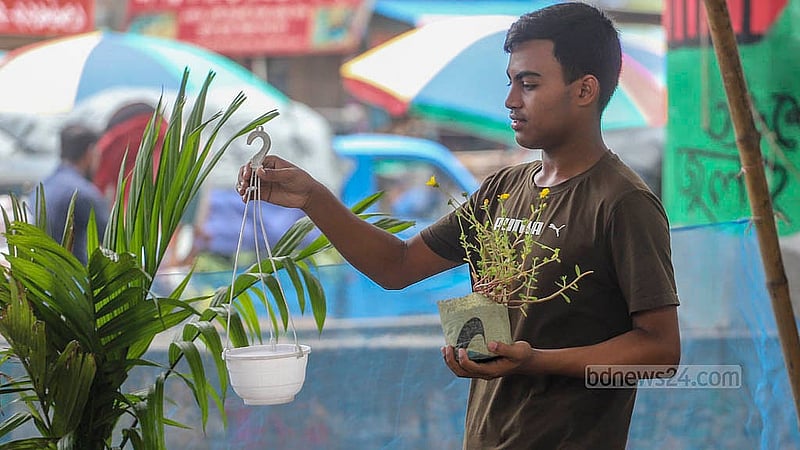 ঢাকার জুরাইন রেলওয়ে ফুটব্রিজের নিচে বৃক্ষ মেলা থেকে গাছ কিনছেন অনেকেই