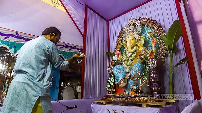 পুরান ঢাকার শাঁখারিবাজারের সড়কে মণ্ডপ সাজিয়ে চলছে গণেশ পূজা