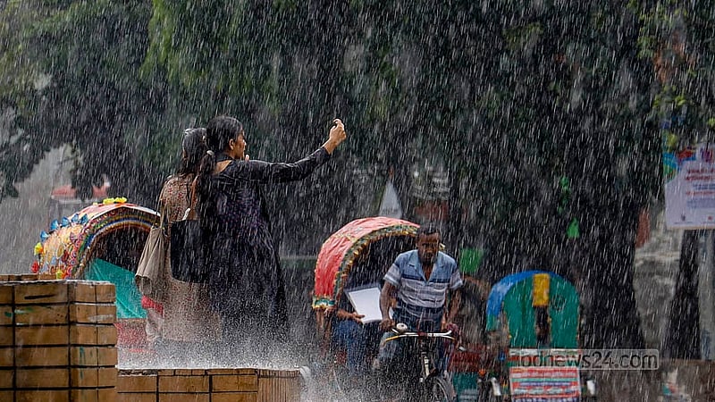 তপ্ত নগরীতে এমন বৃষ্টির দেখতে পেয়ে অনেকেই ভিজেছেন আপন মনে