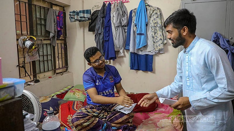 ডাকসু নির্বাচন ঘিরে ঢাকা বিশ্ববিদ্যালয়ের অমর একুশে হলে বিভিন্ন প্যানেলের প্রার্থীরা শুক্রবার জুমার নামাজের পর থেকে প্রচারে নামেন