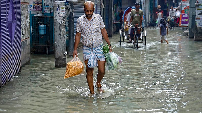 দীর্ঘ সময় ধরে জলাবদ্ধতার যন্ত্রণায় আছেন পুরান ঢাকার বংশালের আব্দুল হাদী লেনের বাসিন্দারা। ময়লা পানি মাড়িয়ে তাদের যাতায়াত করতে হচ্ছে