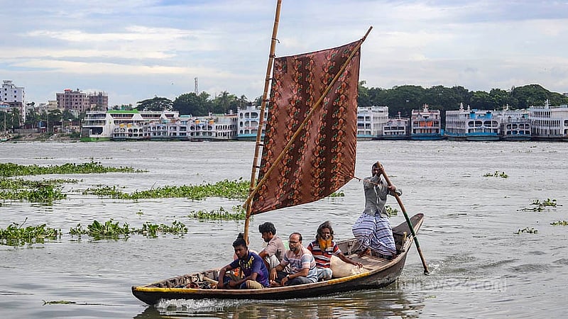 ঢাকার কেরাণীগঞ্জে বুড়িগঙ্গা নদীর মিল ব্যারাক ঘাট এলাকায় পালতোলা নৌকায় যাত্রী নিয়ে ছুটছেন মাঝিরা