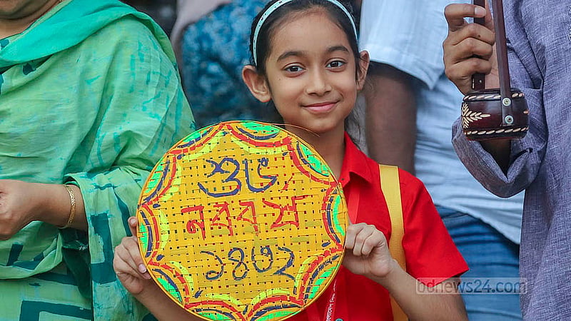 নববর্ষ উদযাপন ঘিরে দোয়েল চত্বরের পাশে ফুটপাতের দোকানগুলো থেকে পণ্য কিনে উচ্ছ্বসিত শিশুরা