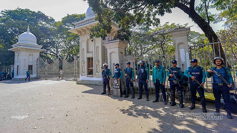 হাই কোর্ট এলাকায় শনিবার সকাল থেকে রাখা হয় কড়া নজরে। প্রবেশ গেইট থেকে শুরু করে সব কয়টি গেইটে অবস্থান নেয় আইনশৃঙ্খলা বাহিনী