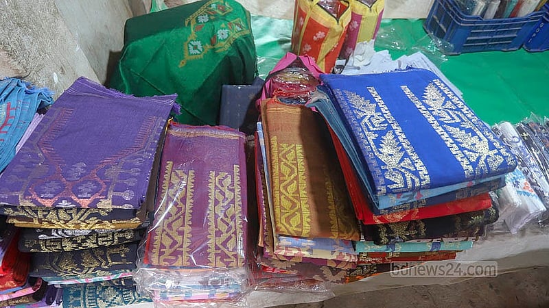 নারায়ণগঞ্জের রূপগঞ্জের নোয়াপাড়ার এ হাটে জামদানি শাড়ির পাশাপাশি জামদানি থ্রি-পিসও পাওয়া যায়