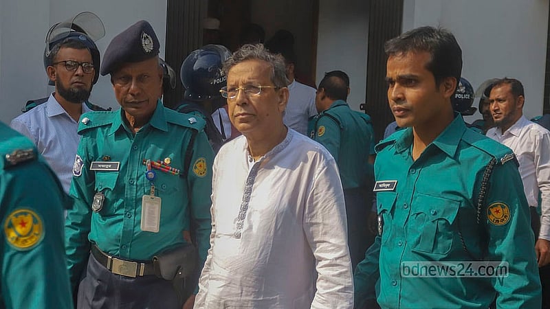 জুলাই-অগাস্টের গণহত্যা মামলার আসামি সাবেক আইনমন্ত্রী আনিসুল হককে সোমবার আন্তর্জাতিক অপরাধ ট্রাইব্যুনালে হাজির করা হয়