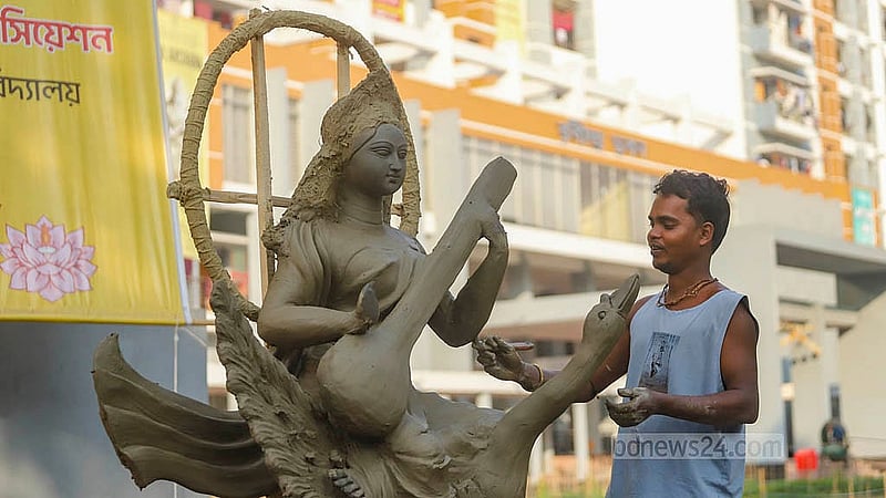 মাটি দিয়ে ফুটিয়ে তোলা হচ্ছে প্রতিমা। মাদারীপুরের মৃৎশিল্পীরা ঢাকা বিশ্ববিদ্যালয়ের জগন্নাথ হলে তৈরি করছেন এসব সরস্বতী প্রতিমা