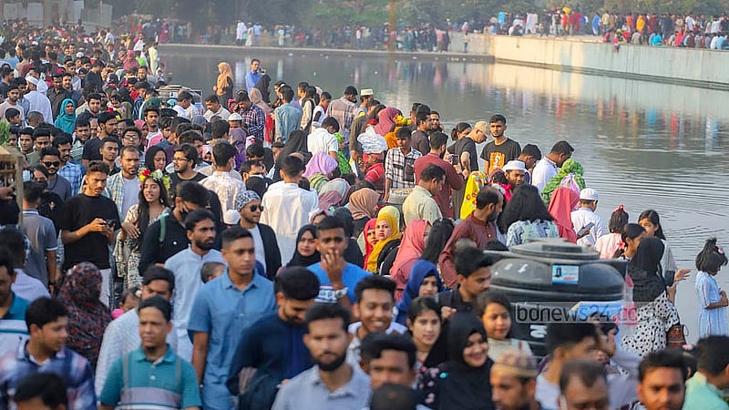 আন্তর্জাতিক মাতৃভাষা দিবসে সোহরাওয়ার্দী উদ্যানে বইমেলায় ছিল উপচে পড়া ভিড়