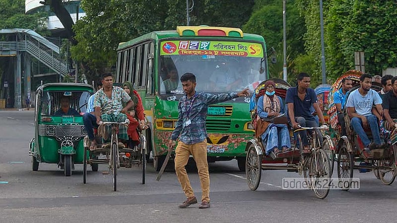 পুলিশবিহীন রাজধানীর সড়কে মঙ্গলবার ট্রাফিক নিয়ন্ত্রণের কাজ করছেন এক শিক্ষার্থী।