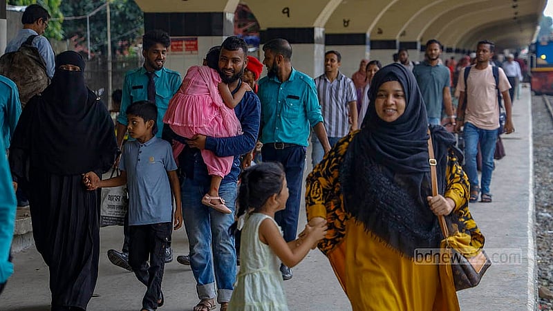 ঈদের ছুটি শেষে গ্রাম থেকে ফিরছে ঢাকাবাসী। শনিবার দুপুরে কমলাপুর স্টেশনে কোলে শিশু নিয়ে ফিরেছিলেন এক ব্যক্তি