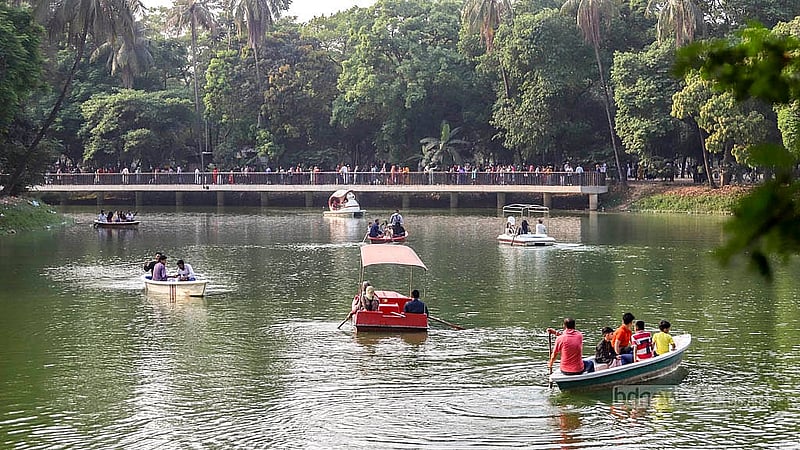 রমনার লেকে নৌকায় ঘুরে বেড়াচ্ছেন দর্শনার্থীরা। প্রতি ঘণ্টায় এ জন্য দিতে হয় ৫০০ থেকে এক হাজার টাকা