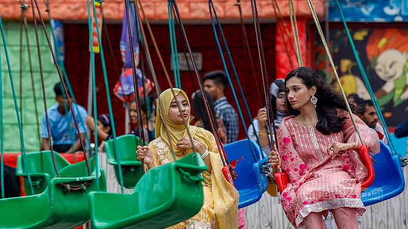 রাজধানীর শ্যামলীতে ওয়ান্ডারল্যান্ড পার্কের রাইডগুলোতে ছোটদের সঙ্গে চড়তে দেখা যায় বড়দেরও