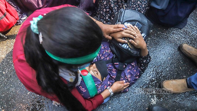 প্রাথমিক বিদ্যালয়ের সহকারী শিক্ষক পদে বাতিল হওয়া নিয়োগ ফিরে পাওয়ার দাবিতে সোমবার শাহবাগে অবস্থান কর্মসূচিতে জলকামান ও টিয়ারশেল ব্যবহার করে পুলিশ। এতে কয়েকজন সেসময় অসুস্থ হয়ে পড়েন