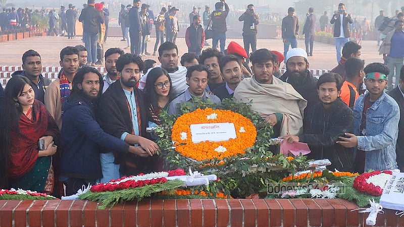 বিজয় দিবসে সোমবার সকালে সাভারের জাতীয় স্মৃতিসৌধে শ্রদ্ধা নিবেদন করে বৈষম্যবিরোধী ছাত্র আন্দোলন
