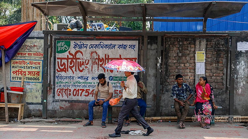 ঢাকার বাসাবো এলাকার জরাজীর্ণ যাত্রী ছাউনিতে বসার তিনটি বেঞ্চের একটি উঠিয়ে নেয় গেছে কে বা কারা; ছাউনিও বেঁকে গেছে। যাত্রীরা বলছেন, এর আসলে দরকারটা কী!