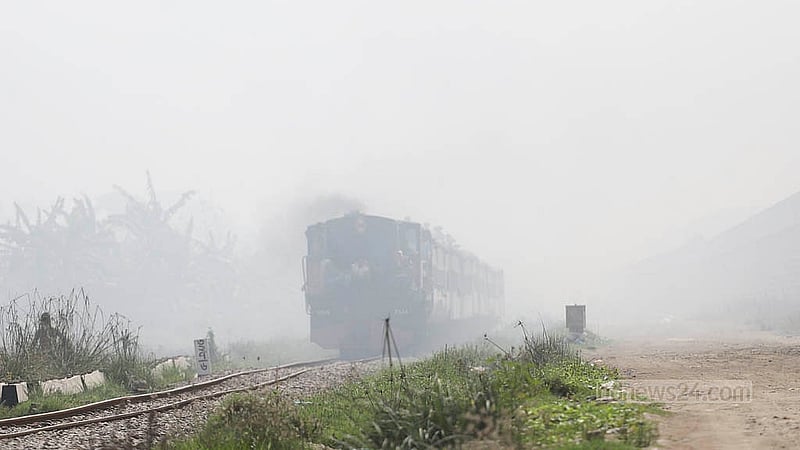 ঢাকার শ্যামপুর এলাকায় কলকারখানার ধোঁয়ায় ঢেকে গেছে চারপাশ। এর মধ্যে দিয়ে চলছে ট্রেন