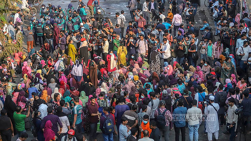 প্রাথমিক বিদ্যালয়ের সহকারী শিক্ষক পদে বাতিল হওয়া নিয়োগ ফিরে পাওয়ার দাবিতে সোমবার রাজধানীর শাহবাগ মোড় অবরোধ করে বিক্ষোভ করেন ঢাকা ও চট্টগ্রাম বিভাগের প্রার্থীরা