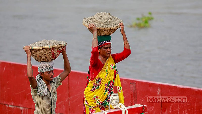 বর্তমান দুর্মূল্যের বাজারে এ টাকা দিয়ে একজন শ্রমিকের দৈনন্দিন চাহিদা মেটানো খুবই কষ্টকর বলে জানান শ্রমিকরা