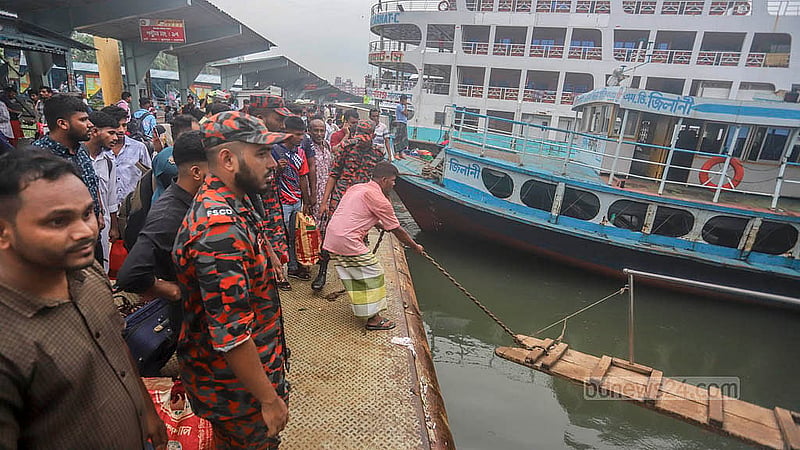ঈদযাত্রা নির্বিঘ্ন করতে ঢাকার সদরঘাট লঞ্চ টার্মিনালে বৃহস্পতিবার নজরদারি ছিল আইনশৃঙ্খলা বাহিনীর