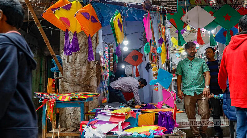 সাকরাইন উৎসবের আগে বাহারি নকশার ঘুড়ির পসরা দেখা গেল পুরান ঢাকার শাঁখারীবাজারে