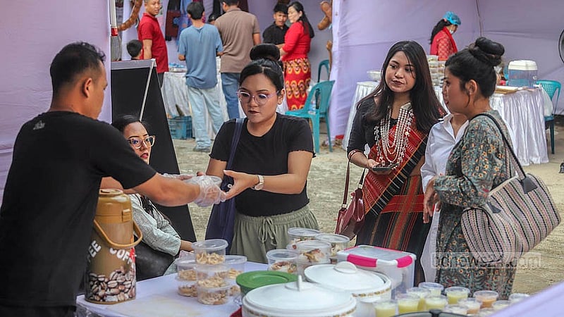 পাহাড়িদের ঐতিহ্যবাহী খাবারের স্বাদ নিতে অনেকেই ভিড় করছেন রাজধানীর মিরপুরে শাক্যমুনি বৌদ্ধ বিহারের মেলায়