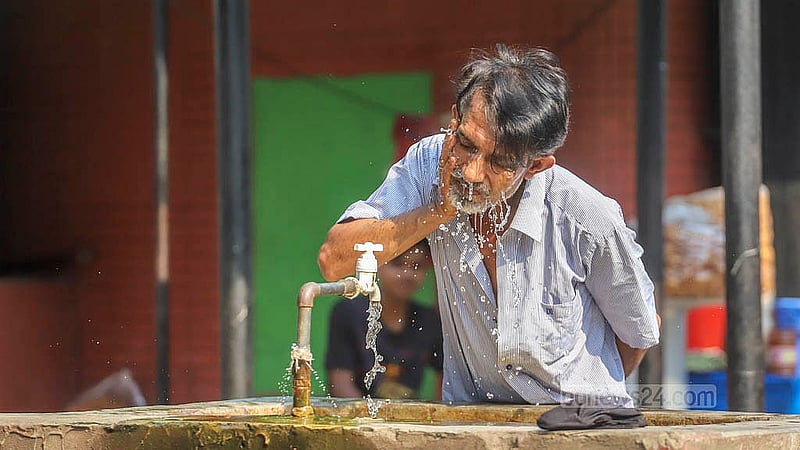 অসহনীয় গরম থেকে স্বস্তি পেতে মুখে পানির ঝাপটা নিচ্ছেন এক পথচারী। শনিবার ঢাকা বিশ্ববিদ্যালয় এলাকা থেকে তোলা