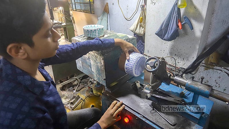 ঈদ সামনে রেখে টুপি তৈরিতে ব্যস্ত সময় পার করছে কামরাঙ্গীরচরের একটি টুপি কারখানার কারিগররা
