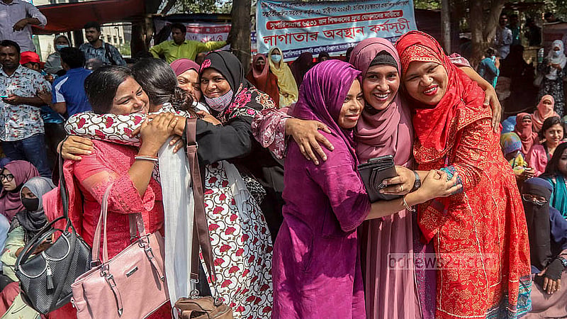 হাই কোর্টের দেওয়া রায় আপিল বিভাগে স্থগিত হওয়ার খবরে আনন্দে একে অপরকে জড়িয়ে ধরেন আন্দোলন চালিয়ে আসা নিয়োগপ্রার্থীরা