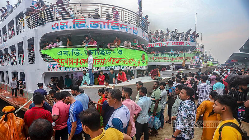 ঈদুল আজহা উদযাপনে বাড়ি ফিরতে বৃহস্পতিবার রাজধানীর সদরঘাট লঞ্চ টার্মিনালে মানুষের উপচে পড়া ভিড়