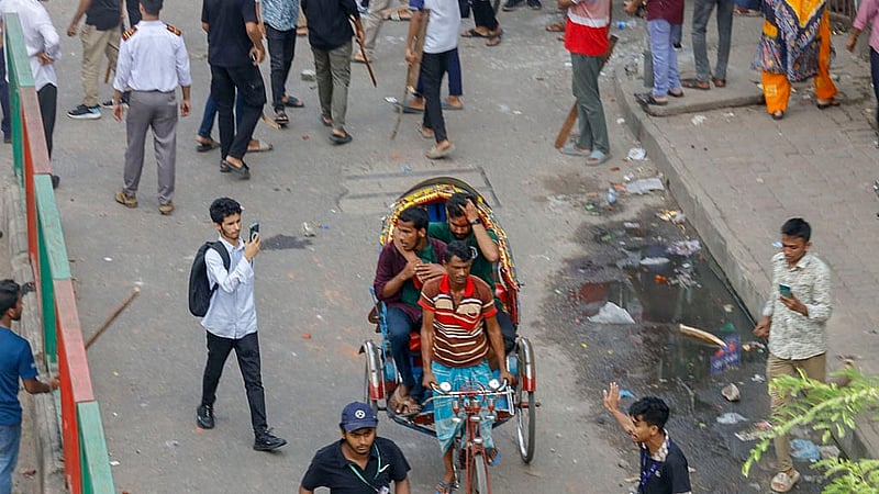 রাজধানীর সায়েন্স ল্যাবরেটরি এলাকায় মঙ্গলবার দুপুরে কোটা আন্দোলনকারী শিক্ষার্থী ও ছাত্রলীগের মধ্যে সংঘর্ষে আহত দুই জনকে হাসপাতালে নেয়া হচ্ছে