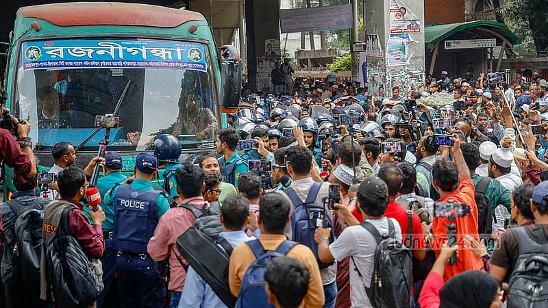 জলকামান নিক্ষেপের পর জাতীয় প্রেস ক্লাবের সামনে বুধবার দুপুরে অবস্থান নেওয়া এবতেদায়ী মাদ্রাসা শিক্ষকদের সরিয়ে দেয় পুলিশ