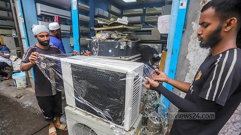 অফিস-আদালত, বাসাবাড়ি থেকে পুরনো এসি সংগ্রহ করে নিয়ে আসা হয় ধোলাইখালের পাঁচভাই ঘাট লেনের দোকানগুলোতে। প্রয়োজনীয় মেরামত শেষে বিক্রির জন্য সেসব রাখা হয়েছে পলিথিনে মুড়িয়ে