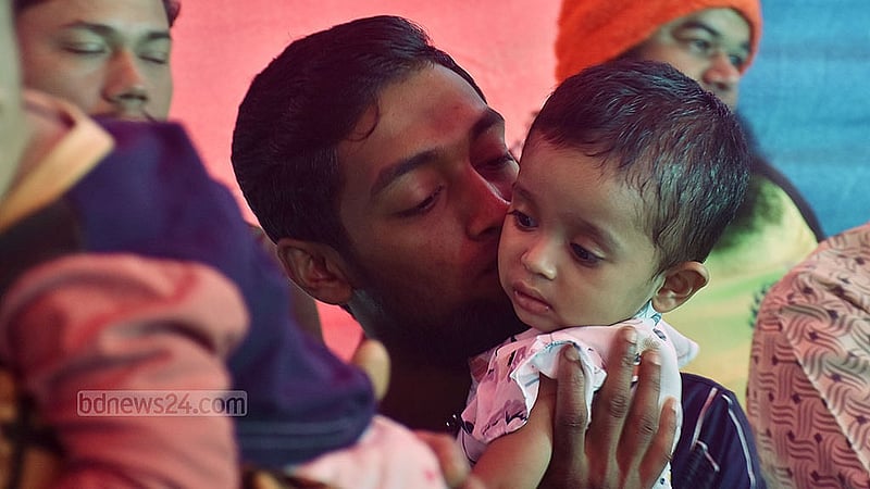আন্তর্জাতিক সমুদ্রসীমায় মাছ ধরতে গিয়ে ভারতীয় কোস্ট গার্ডের হাতে আটক বাংলাদেশি জেলে ও নাবিকদের ফিরে পেয়ে আবেগাপ্লুত তাদের পরিবার
