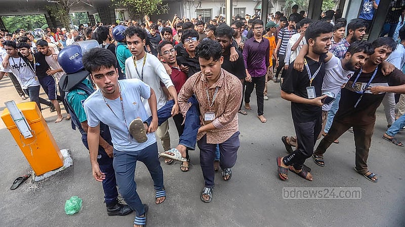 শিক্ষা উপদেষ্টার পদত্যাগের দাবিতে বিক্ষোভ থেকে সচিবালয়ের ভেতরে প্রবেশ করলে এইচএসসি পরীক্ষার্থীদের লাঠিপেটা করে আইনশৃঙ্খলা বাহিনী। সেসময় আহত শিক্ষার্থীদের বের হয়ে আসতে দেখা যায়