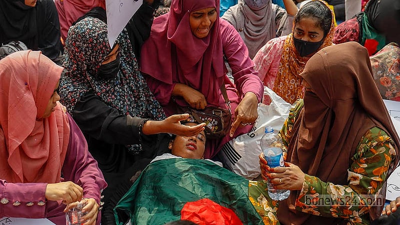 শাহবাগে জাদুঘরের সামনে স্লোগান দিতে দিতে অসুস্থ হয়ে পড়েন নিয়োগ বাতিল হওয়া প্রাথমিক বিদ্যালয়ের সহকারী শিক্ষক পদের চাকরিপ্রত্যাশী একজন