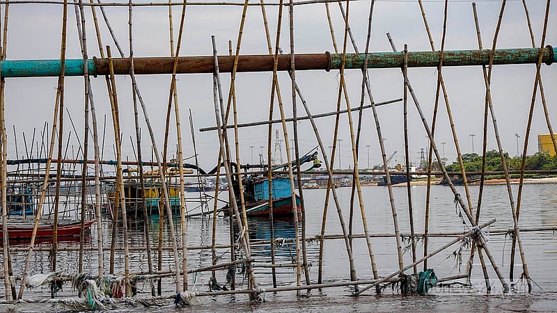 সারি সারি বাঁশের ওপর দাঁড়িয়ে আছে বালু তোলর জন্য ব্যবহৃত লোহার পাইপ। এসব পাইপের এক মাথা বালুর ড্রেজারের সঙ্গে যুক্ত, আরেক মাথা দিয়ে বালু জমা হয় নদীর তীরে