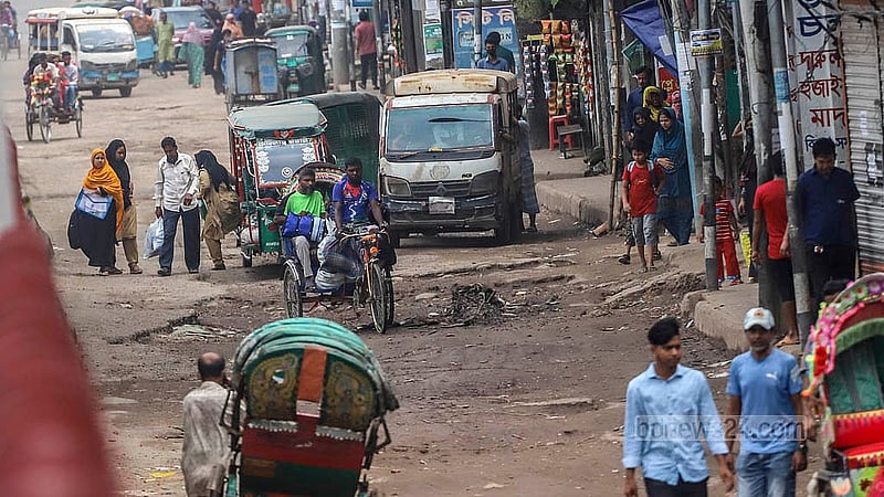 দোলাইপাড় থেকে যাত্রাবাড়ী পর্যন্ত সড়কটি খানাখন্দে ভরা। ফলে অনেক জায়গায় রিকশা পার হতে হয় যাত্রীদের নামিয়ে দিয়ে