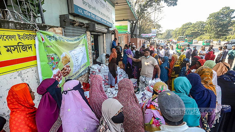 ঢাকার মানিক মিয়া অ্যাভিনিউয়ে বাংলাদেশ কৃষি উন্নয়ন করপোরেশনের (বিএডিসি) বিক্রয় কেন্দ্র থেকে ন্যায্যমূল্যে আলু, পেঁয়াজ ও ডিম বিক্রি করছে কৃষি বিপণন অধিদপ্তর