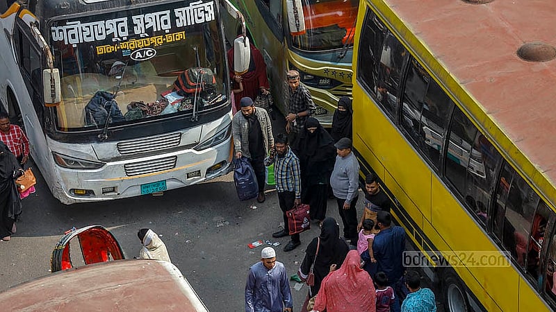 কাছেই সায়েদাবাদ বাস টার্মিনাল হলেও দেশের দক্ষিণাঞ্চলের পথে চলা অনেক বাসই ছাড়ছে যাত্রাবাড়ী মোড় থেকে। মোড়টিতে সেসব গাড়ি উল্টাপাল্টা রাখার কারণে তীব্র যানজট তৈরি হচ্ছে দিনের বেলায়