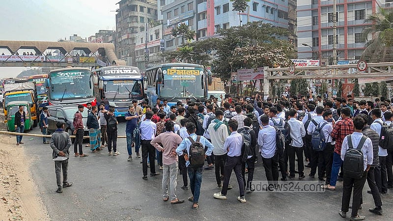 এক ছাত্রকে কুপিয়ে হত্যার ঘটনায় জড়িতদের গ্রেপ্তার ও বিচারের দাবিতে বৃহস্পতিবার দনিয়া বিশ্ববিদ্যালয় কলেজের শিক্ষার্থীরা ঢাকা-চট্টগ্রাম মহাসড়ক আটকে বিক্ষোভ করেন