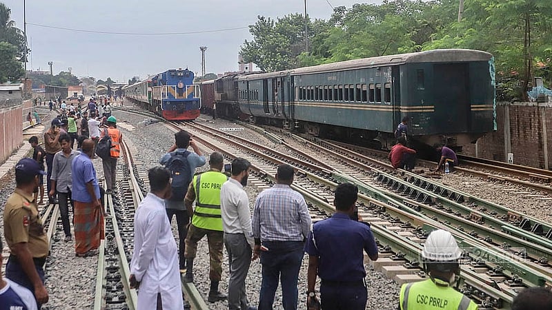 নারায়ণগঞ্জ কমিউটার ট্রেন লাইনচ্যুত হওয়ার প্রায় ৫ ঘণ্টা পর কমলাপুর স্টেশন থেকে দক্ষিণাঞ্চলের ট্রেন চলাচল স্বাভাবিক হয়। এতে খুলনাগামী সুন্দরবন এক্সপ্রেস ট্রেন প্রায় পৌনে ৫ ঘণ্টা দেরিতে ছাড়ে