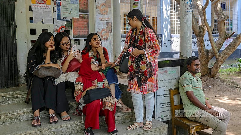 ঢাকা বিশ্ববিদ্যালয় দীর্ঘ সাড়ে তিন মাস বন্ধ থাকার পর রোববার খুললে কলা ভবনের সামনে দেখা যায় শিক্ষার্থীদের চিরচেনা আড্ডা