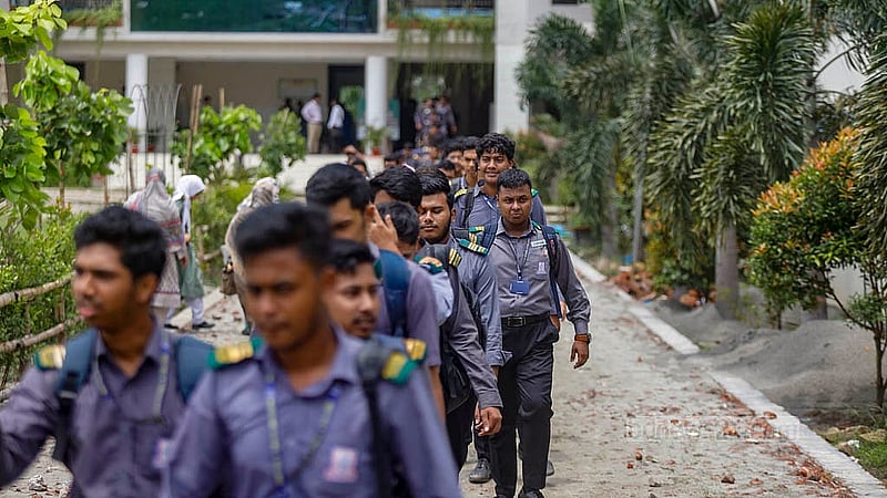 মাইলস্টোন স্কুলে বিমান বিধস্তের ঘটনার প্রায় দুই সপ্তাহ পর ক্যাম্পাসে আসে নবম, দশম ও দ্বাদশ শ্রেণির শিক্ষার্থীরা