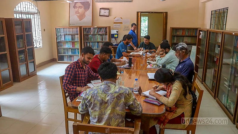 কুমিল্লায় কবি নজরুল ইনস্টিটিউট কেন্দ্রের তিনতলা ভবনে রয়েছে চর্চাকেন্দ্র, মিলনায়তন ও আবাসিক কক্ষসহ নানা সুযোগ-সুবিধা