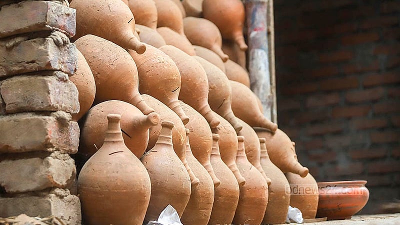 ঢাকার সুত্রাপুরের ফরাশগঞ্জ এলাকায় মৃৎশিল্প পণ্যের পাইকারি বাজারে রাখা হয়েছে পণ্যসামগ্রী