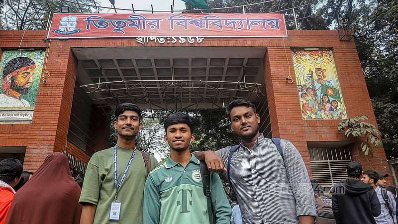 তিতুমীর কলেজের প্রধান ফটকে ‘তিতুমীর বিশ্ববিদ্যালয়’ লেখা ব্যানার টাঙানোর পর উল্লাস করেন প্রতিষ্ঠানটির শিক্ষার্থীরা