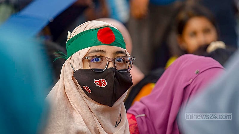 শুধু বিএসসি ইঞ্জিনিয়ারিং সম্পন্ন করা ব্যক্তিরাই যেন নিজেদের প্রকৌশলী লিখতে পারেন, সেই ব্যবস্থাসহ তিন দাবিতে মঙ্গলবার ঢাকার শাহবাগ মোড় অবরোধ করে শ্লোগানে এক শিক্ষার্থী