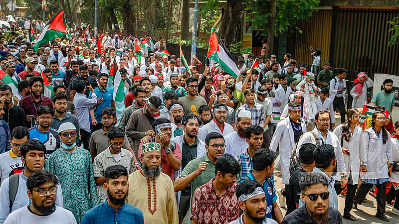 গাজায় ইসরায়েলি বাহিনীর নির্বিচার হামলার প্রতিবাদে সোমবার ঢাকা বিশ্ববিদ্যালয় এলাকায় বিক্ষোভ দেখান বিভিন্ন শিক্ষা প্রতিষ্ঠানের শিক্ষার্থীরা