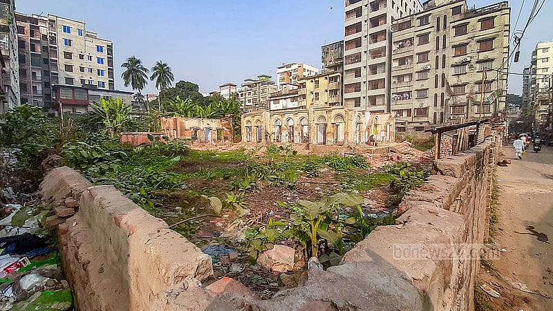 পুরান ঢাকার গেন্ডারিয়ার দীননাথ সেন রোডের এই ভবনটি এক বিঘা জমির উপর নির্মিত হয়েছিল প্রায় সোয়া একশ বছর আগে